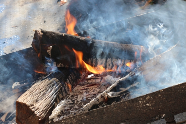 無煙】焚火の煙対策には”二次燃焼”焚火台がおすすめ！高火力の炎で煙 